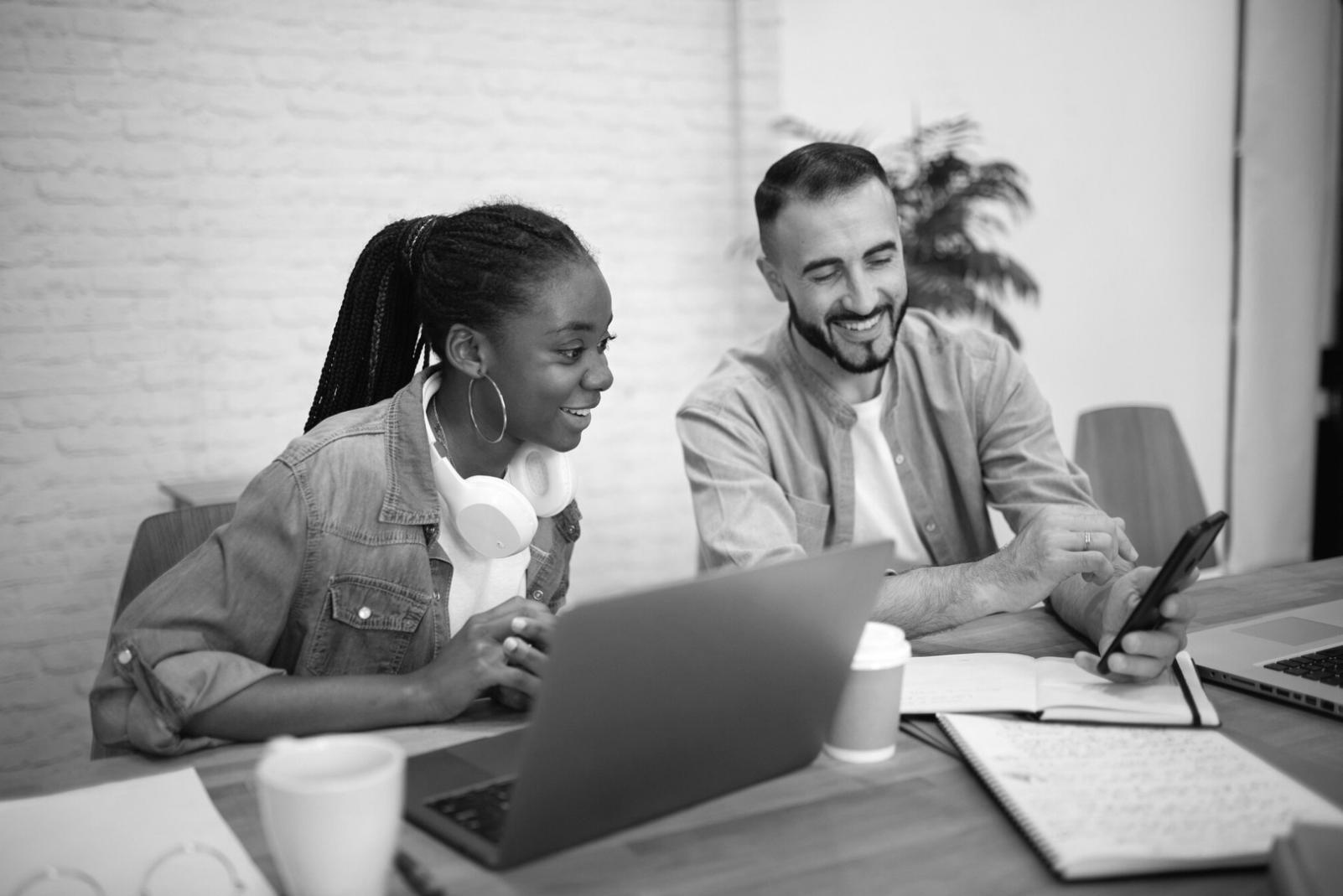 Personne travaillant sur sa planification financière avec des documents et calculatrice