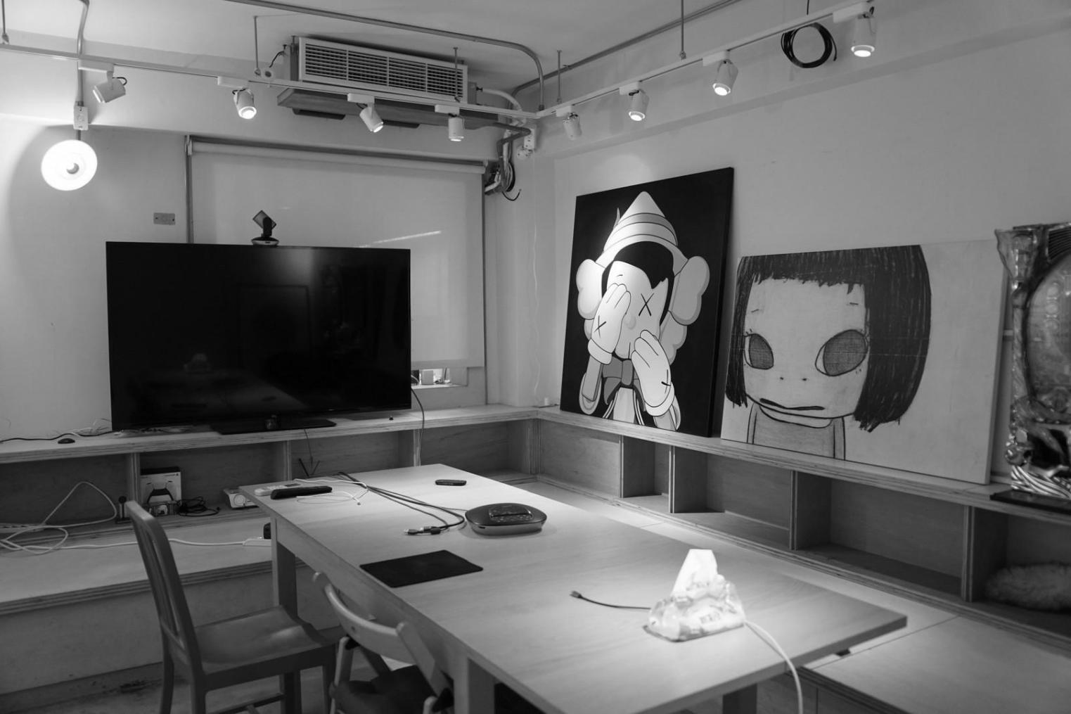 Espace de travail organisé avec documents financiers et outils de planification